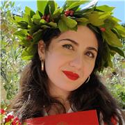 Madrelingua italiana, laureata in lingue e letterature straniere (triennale) e in linguistica e traduzione (magistrale)